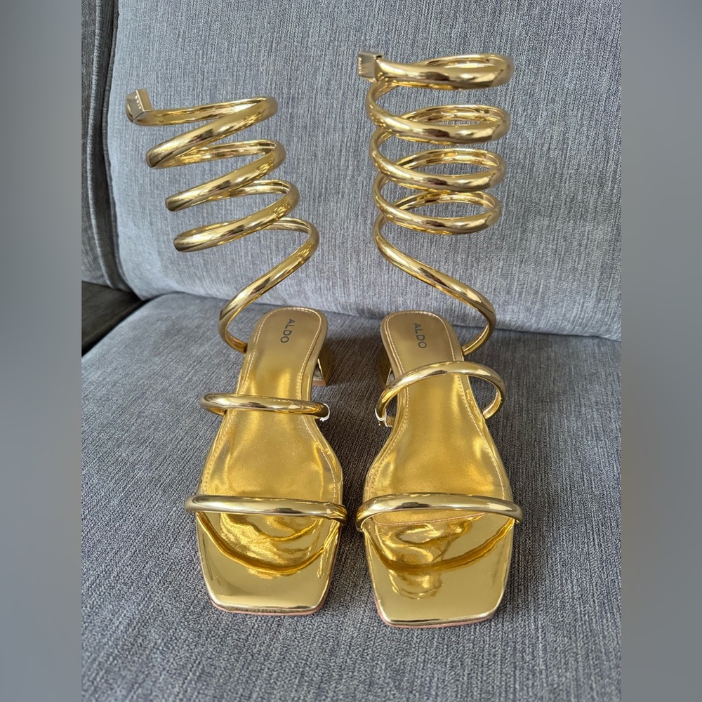 Women's Aldo Spinna Strap Wrap Gold Flat
Sandal Size 9 worn once inside